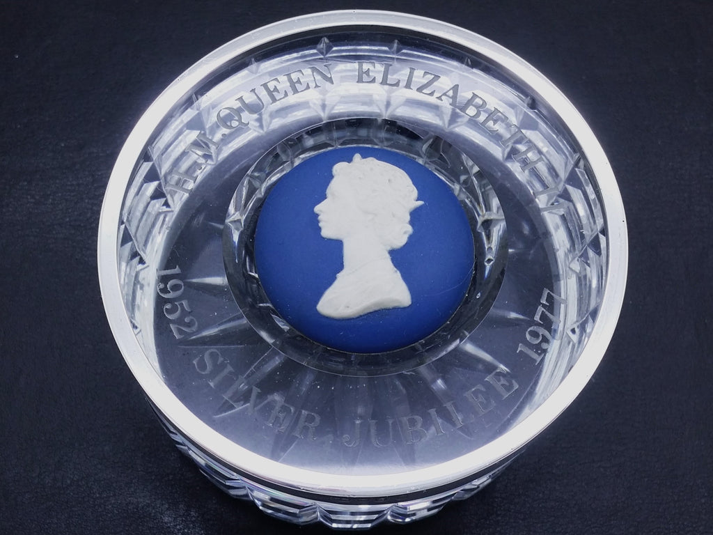 Engraved glass paperweight top - H.M. QUEEN ELIZABETH II 1952 SILVER JUBILEE 1977 - with a central jasperware profile of the Queen.