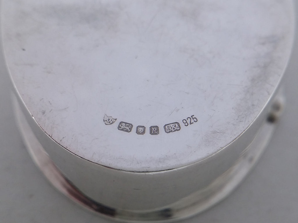 Pill box hallmarks: Ari D Norman maker's mark AN; lion passant mark for sterling silver; leopard head mark for London; UK date letter R for 1991; common control mark; and 925 mark.
