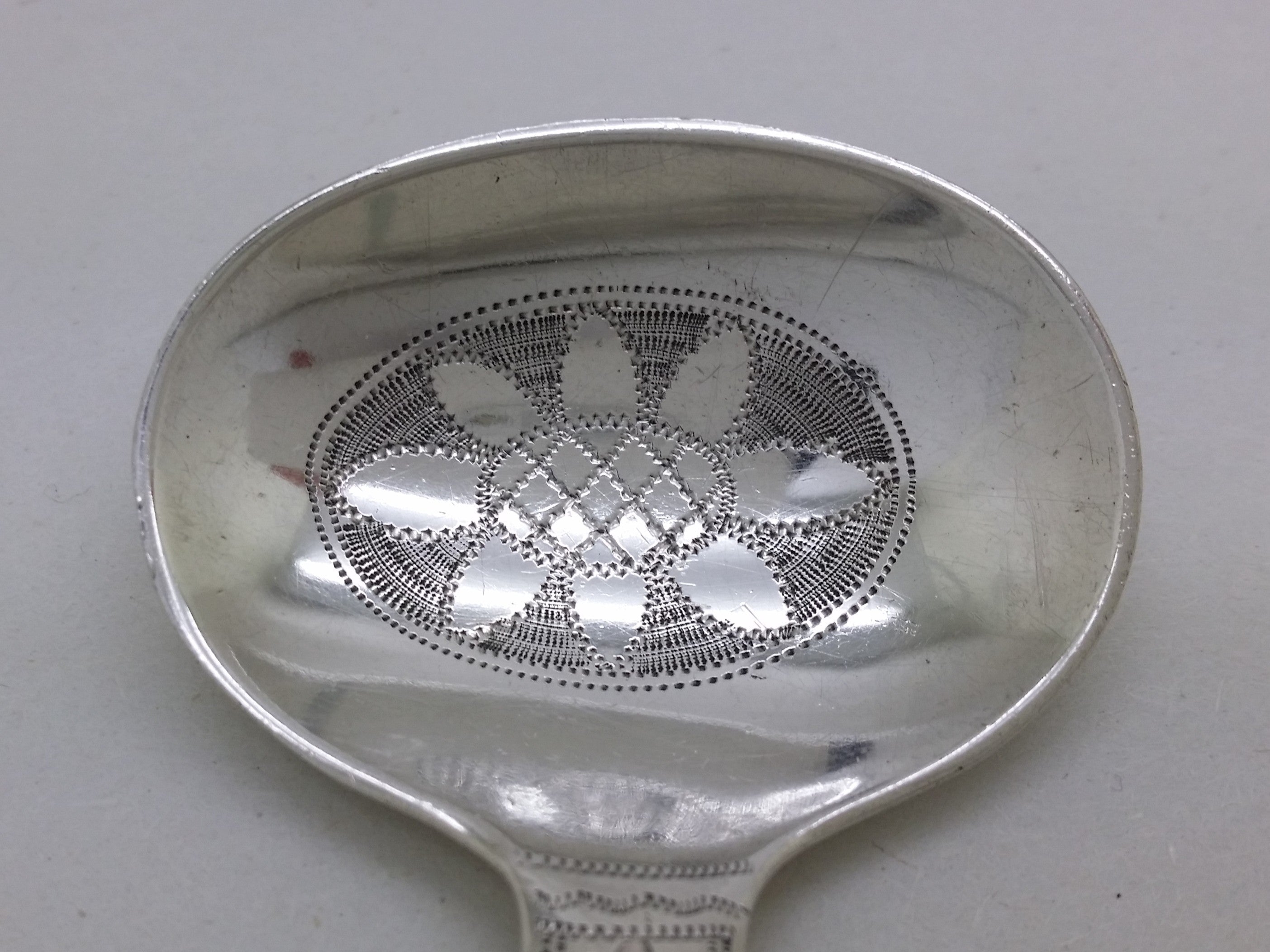 Oval flower head designed sterling silver caddy spoon bowl, with stipple & wrigglework detailing.