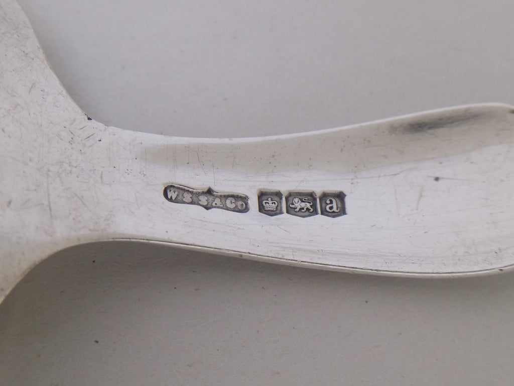 Caddy spoon hallmarks: W S Savage & Co maker's mark WSS&CO; crown mark for Sheffield; lion passant mark for sterling silver; and Sheffield date letter a for 1918.