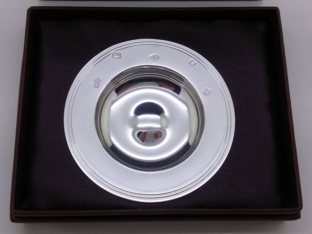Elizabeth II 2008 cased sterling silver 3¼" armada dish, London by Comyns Silver