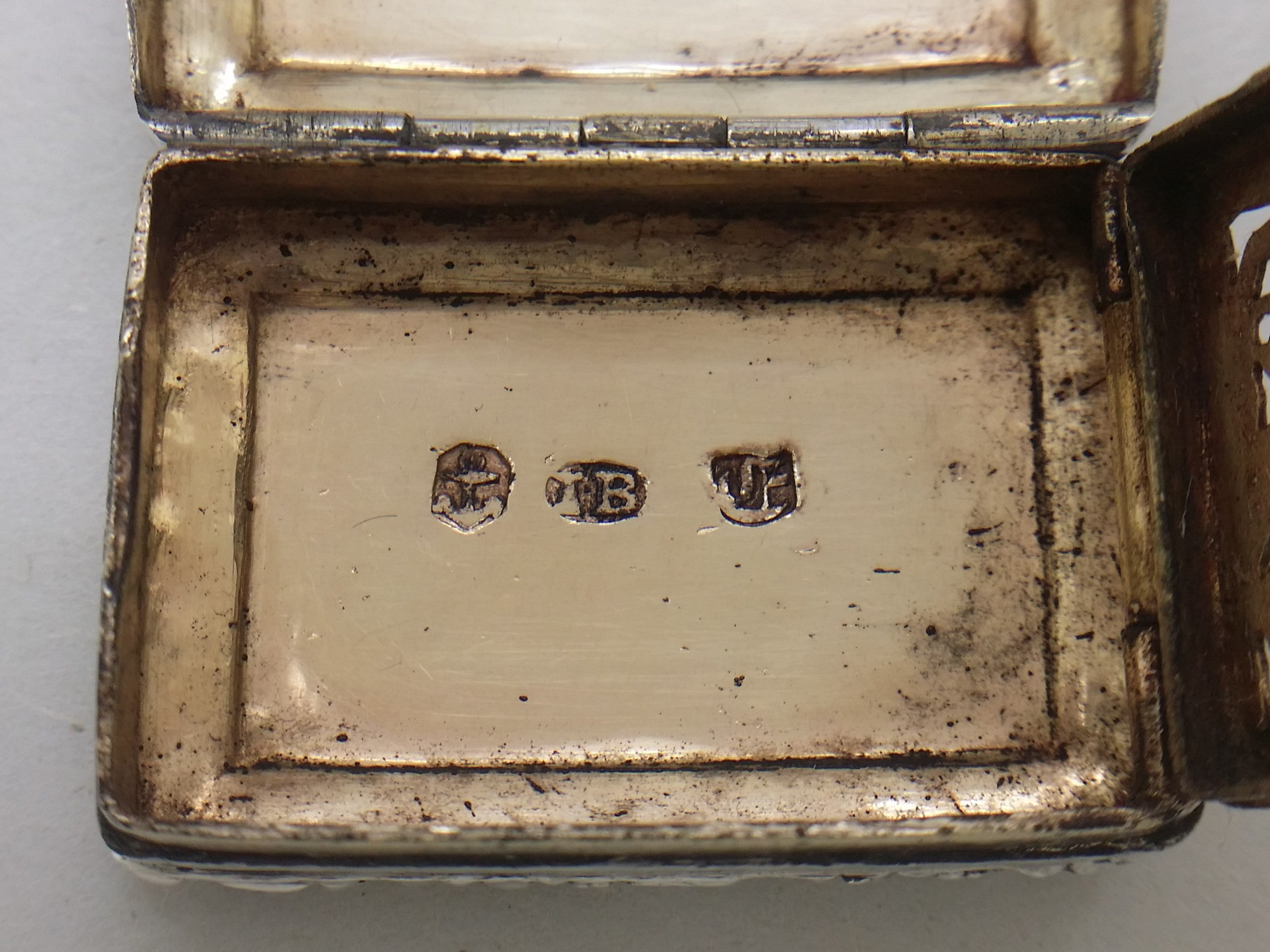 Vinaigrette hallmarks: anchor mark for Birmingham; John Bettridge maker's mark IB; and Birmingham date letter E for 1828.