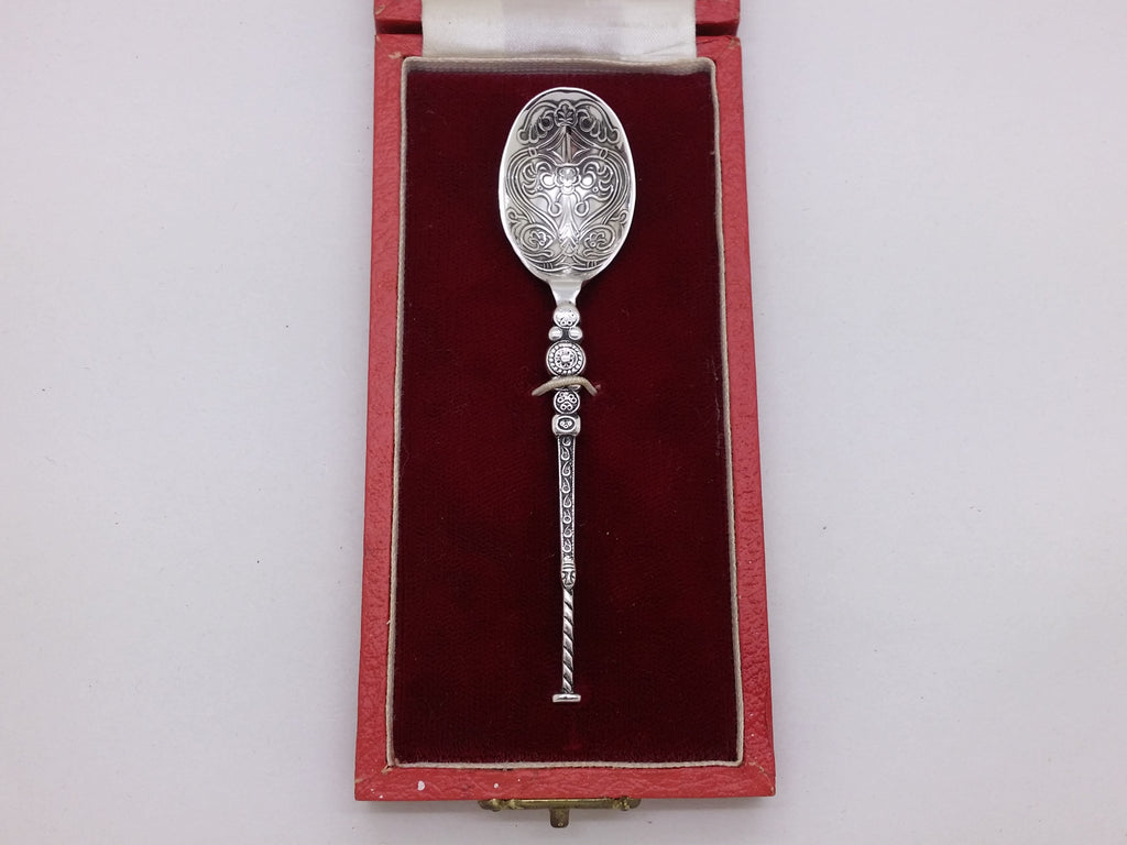 Cased Elizabeth II commemorative silver jubilee sterling silver anointing spoon, Sheffield 1977 by Bishton's Ltd