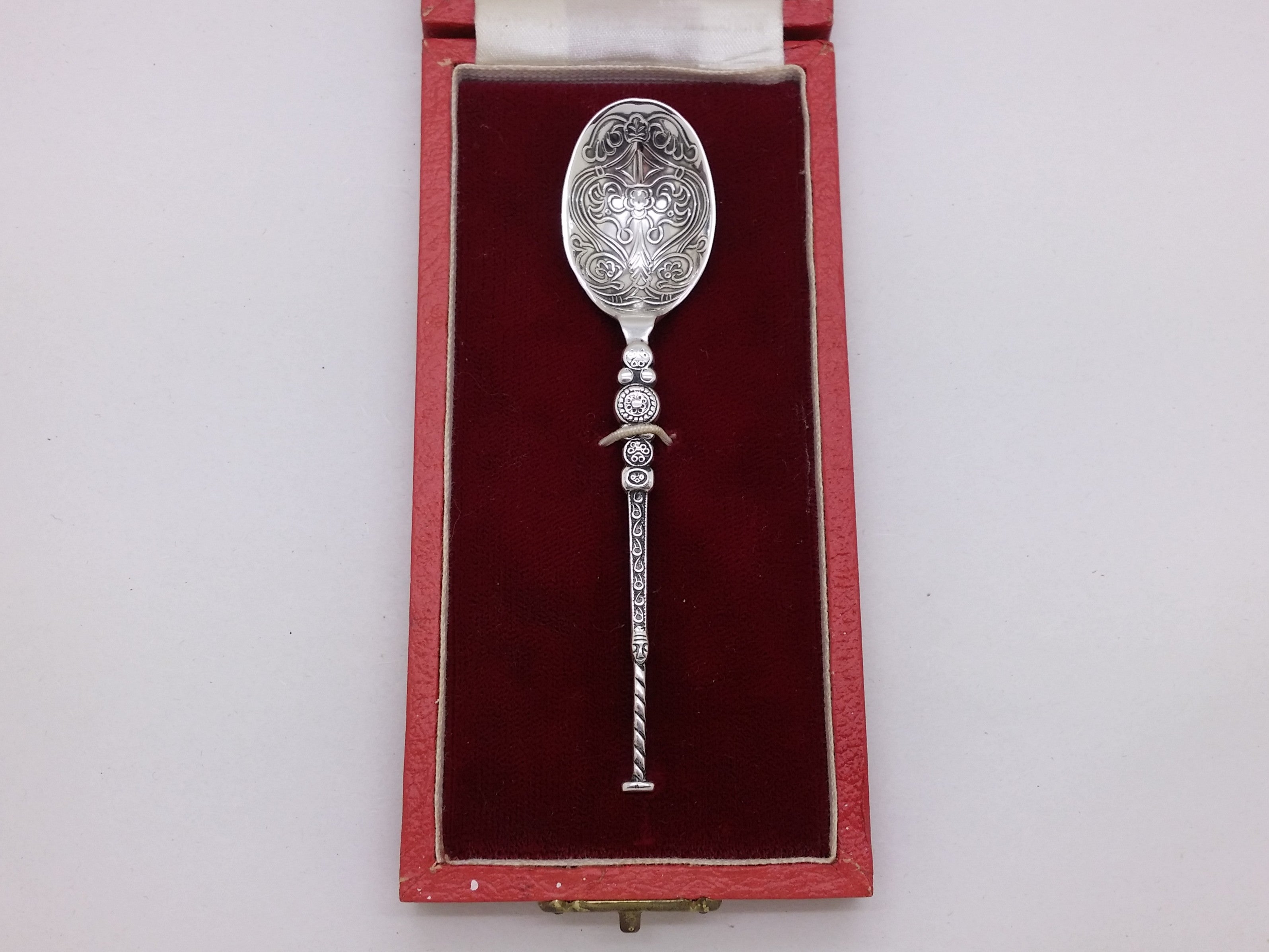 Cased Elizabeth II commemorative silver jubilee sterling silver anointing spoon, Sheffield 1977 by Bishton's Ltd