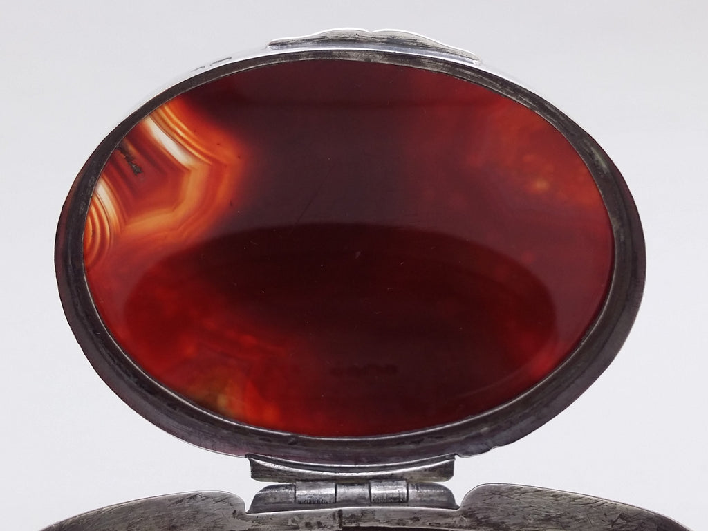 Snuff box lid, set with a large orange/brown agate with banding.