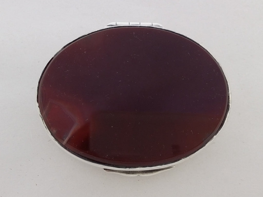 Snuff box lid, set with a large orange/brown agate with banding.