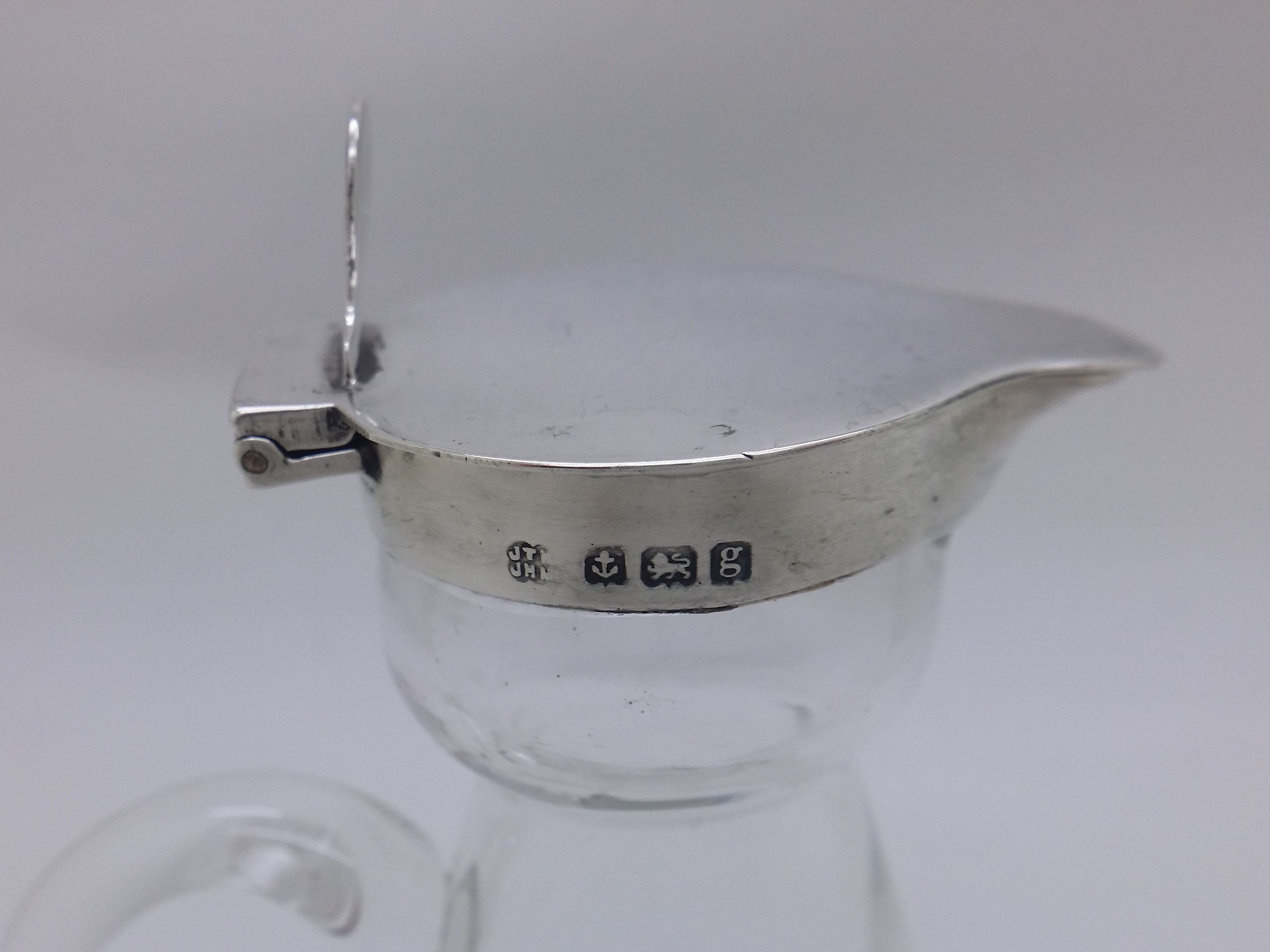Decanter hallmarks: Hukin & Heath maker's mark JTHJHM for John Thomas Heath & John Hartshorne Middleton; anchor mark for Birmingham; lion passant mark for sterling silver; and Birmingham date letter g for 1906.