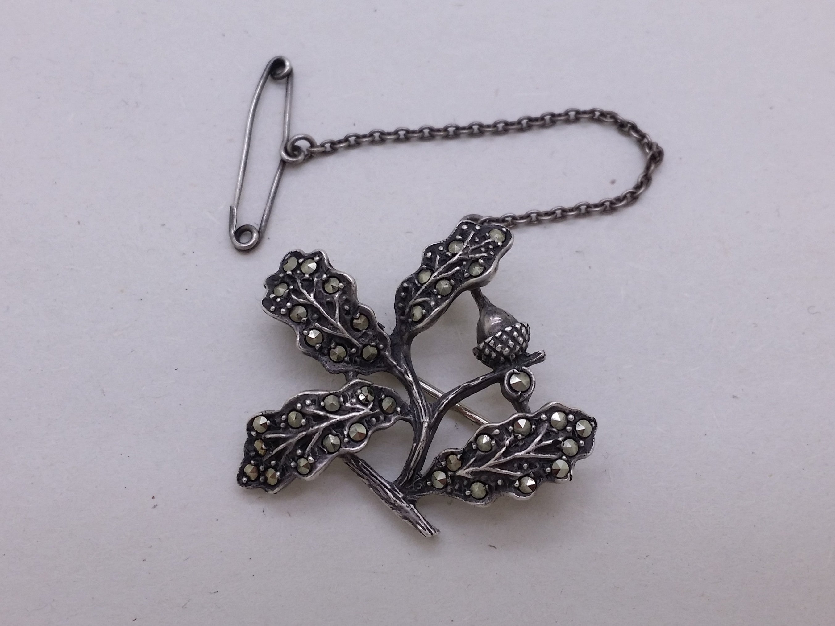 Vintage 1940's sterling silver acorn & oak leaves National Trust brooch, with safety chain.