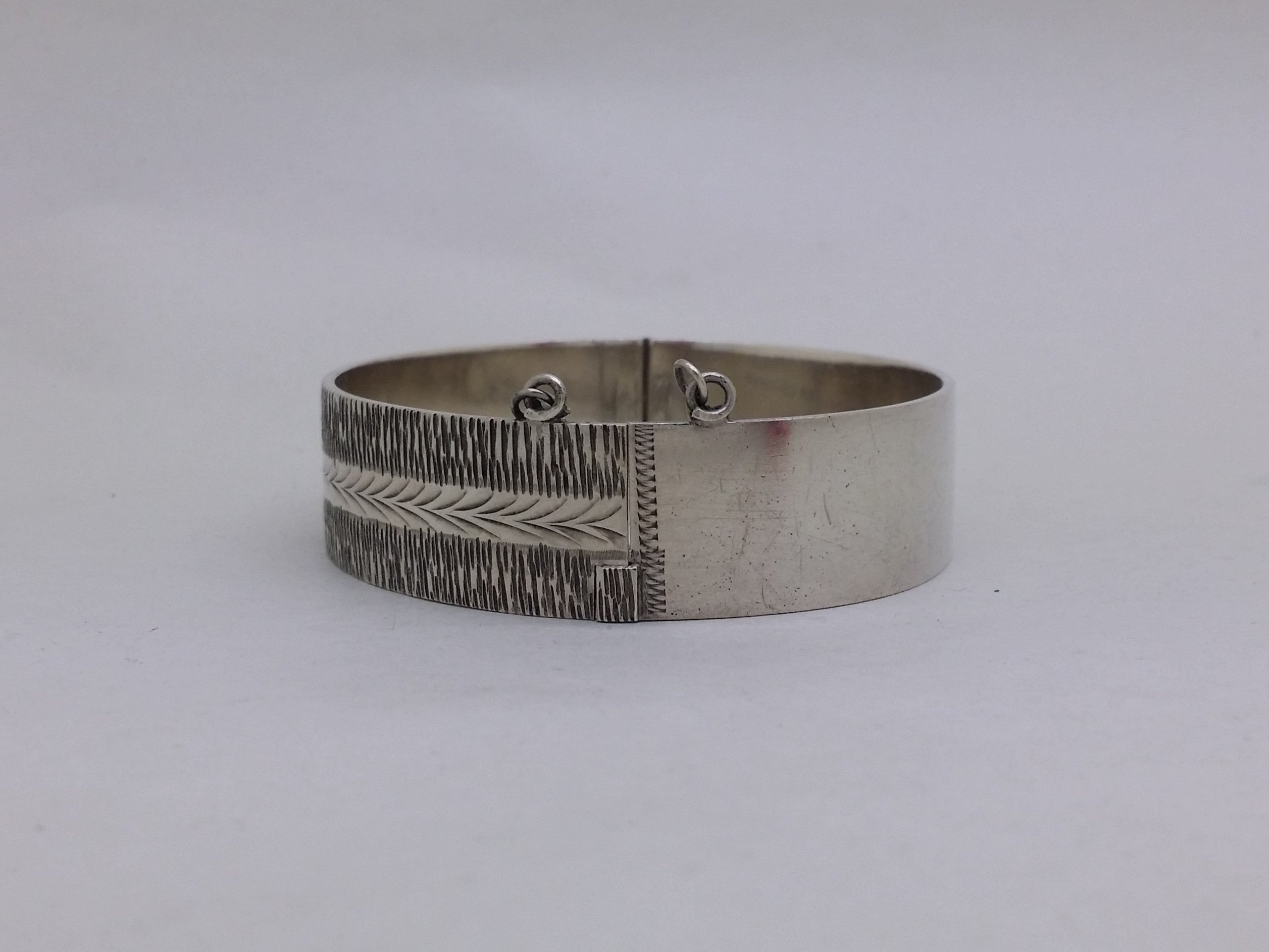 Elizabeth II 1971 Sterling Silver Textured Hinged Bangle, Birmingham