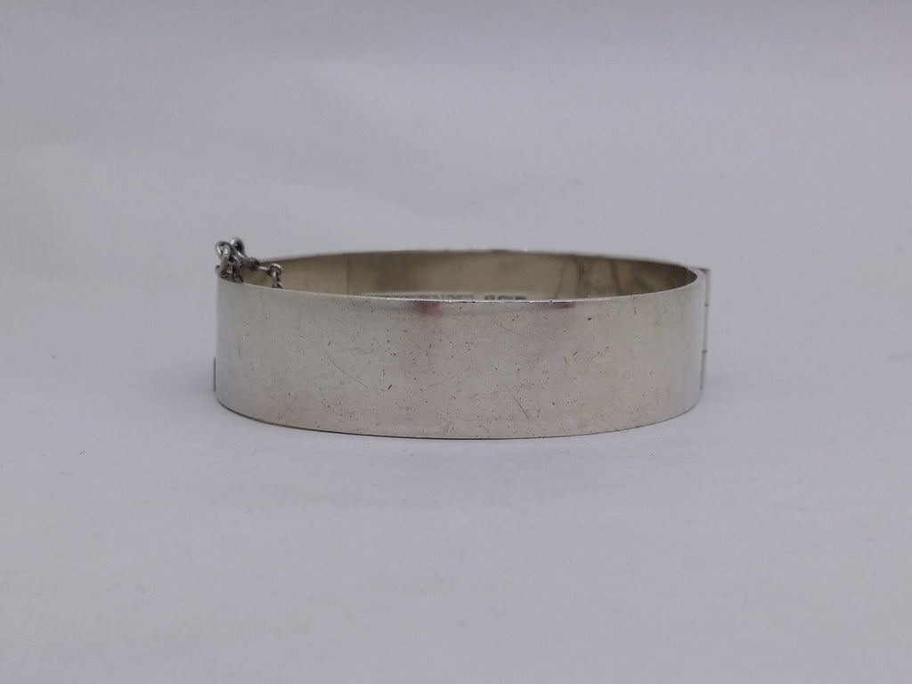 Elizabeth II 1971 Sterling Silver Textured Hinged Bangle, Birmingham