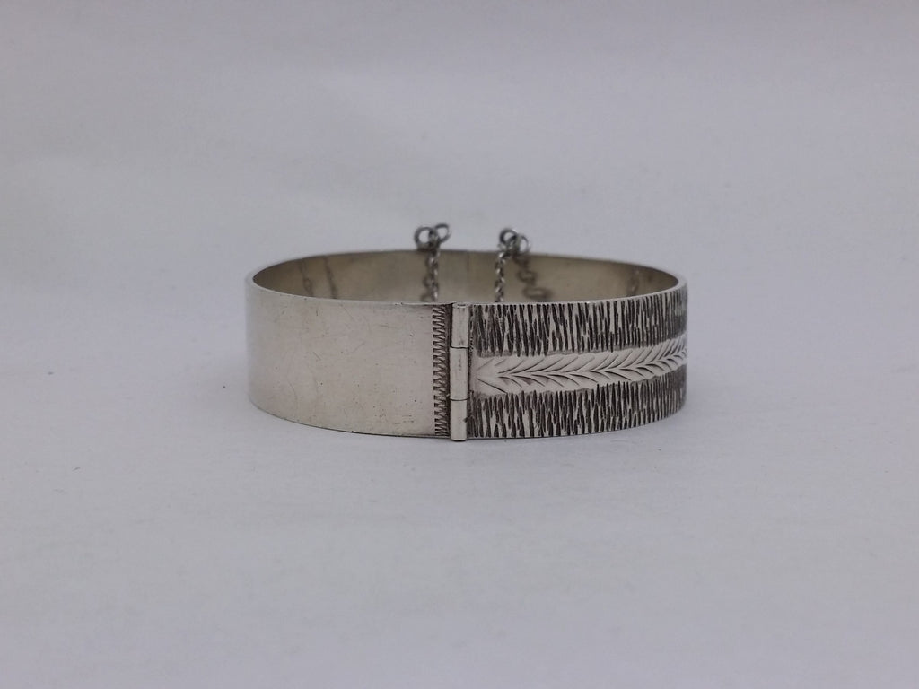 Elizabeth II 1971 Sterling Silver Textured Hinged Bangle, Birmingham