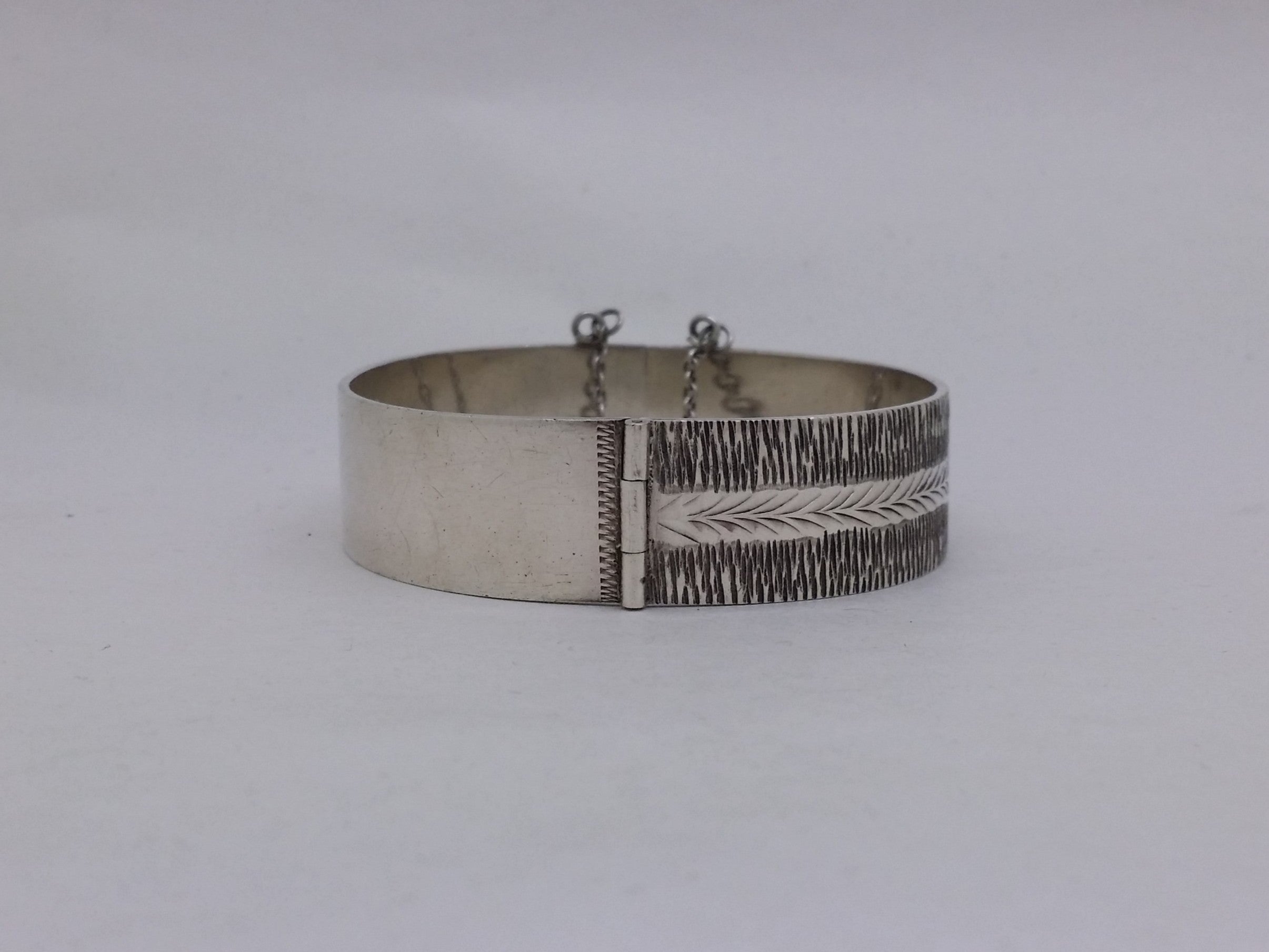 Elizabeth II 1971 Sterling Silver Textured Hinged Bangle, Birmingham