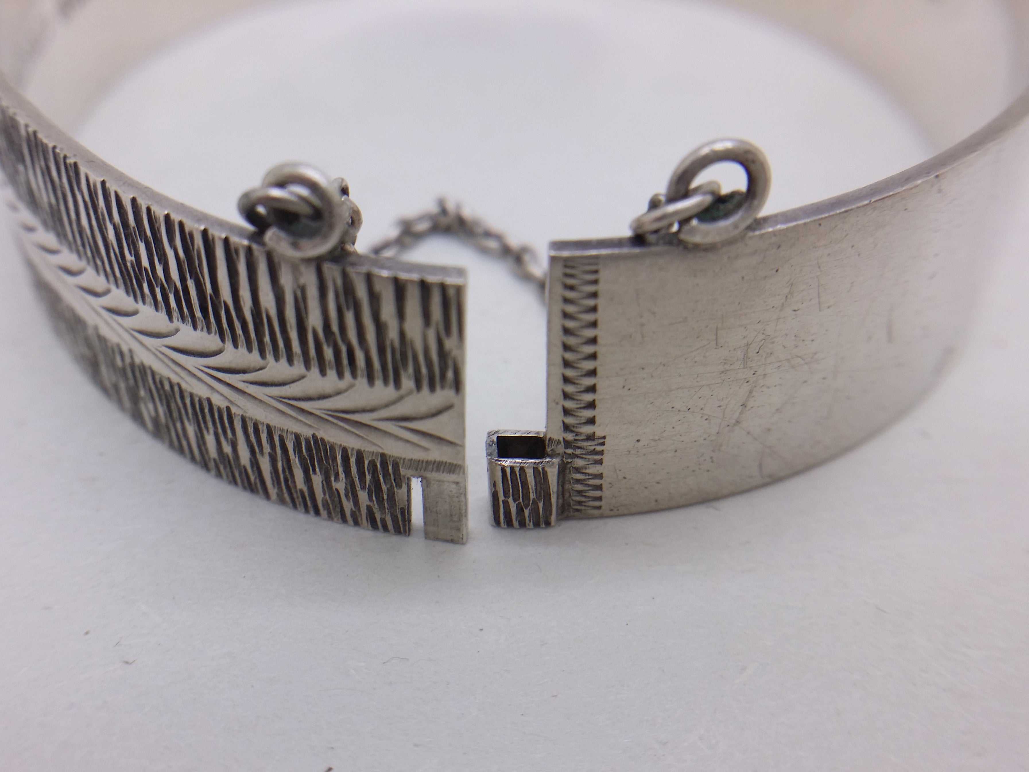 Bracelon Ltd's patented clasp design, from their British patent number 1167637.