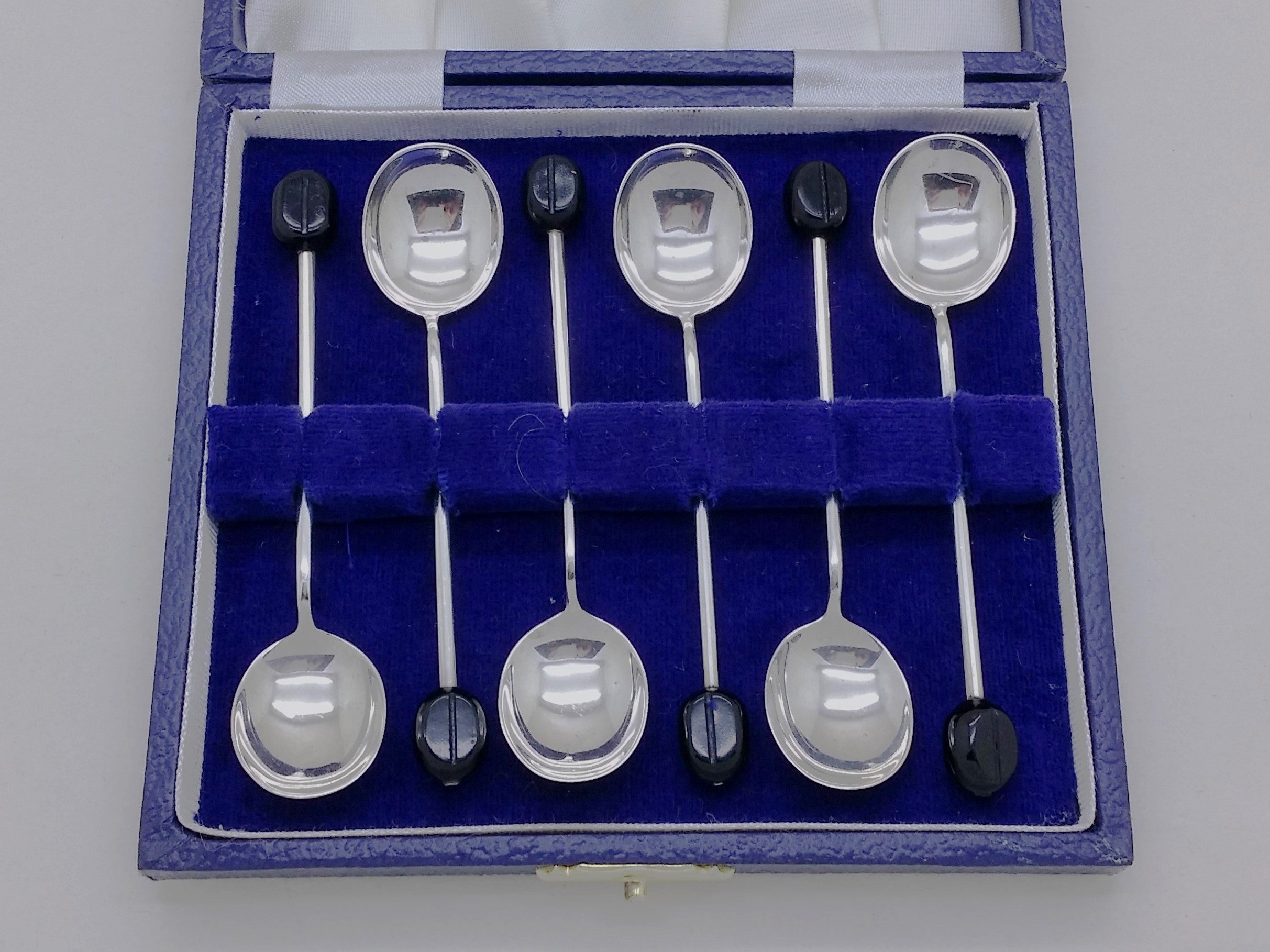 Elizabeth II 1970 cased set of 6 sterling silver coffee bean spoons, Sheffield by Cooper Brothers & Sons.